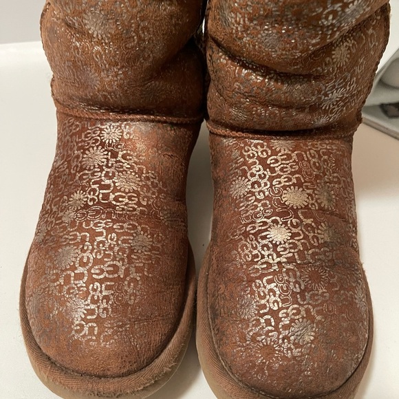 Uggs boots with light gold color logos all around the boots tan and gold - Picture 7 of 14